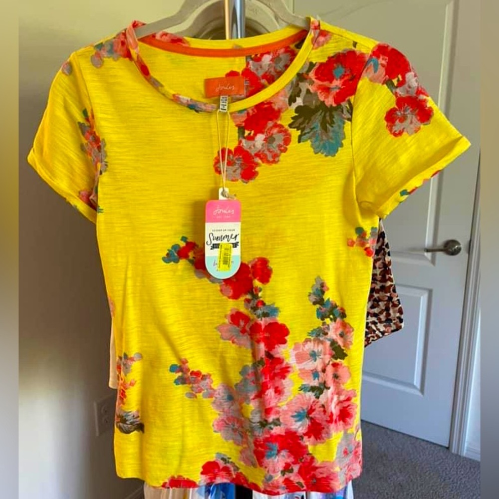 Joules floral top. Size 2. Can also fit a size 4 or 6. Brand new with tag.